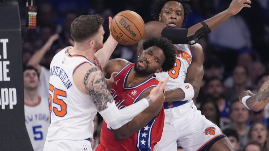 76ers' Joel Embiid returns for 2nd half after appearing to reinjure knee in Game 1 vs Knicks