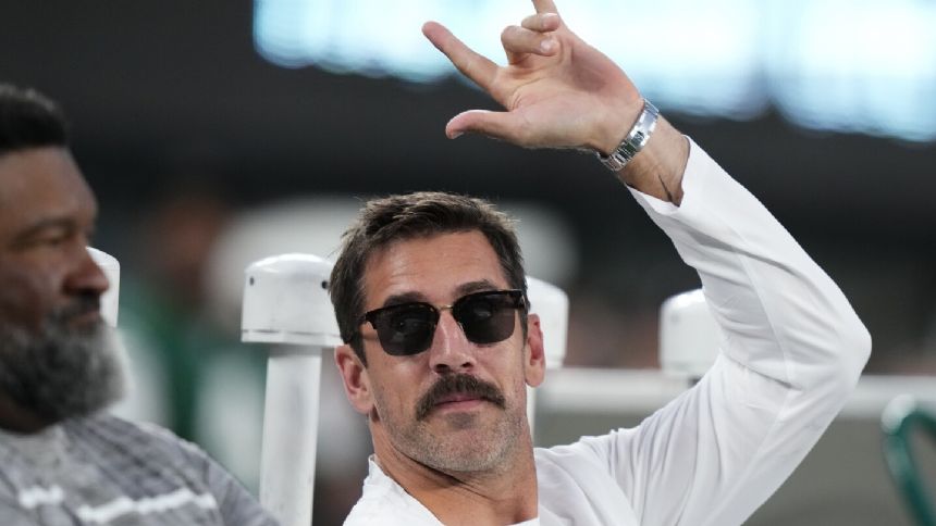 Aaron Rodgers tosses passes, walks without crutches before Jets' game vs. Eagles