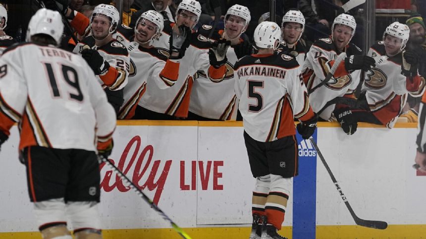 Adam Henrique's third period goal leads Ducks over slumping Predators 3-2