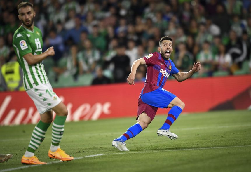 Alba last-gasp goal lifts Barcelona to 2-1 victory at Betis