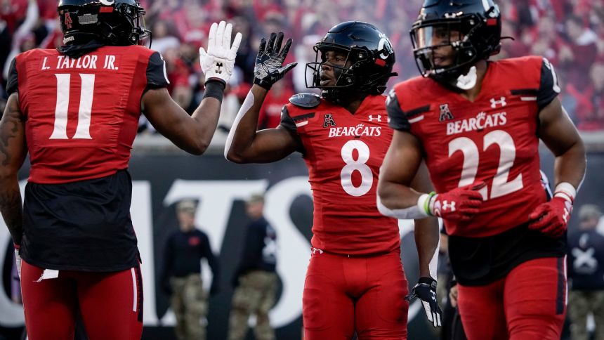 AP Top 25: Cincinnati holds on to No. 2 as Tide closes in