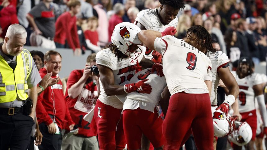 AP Top 25: Georgia's hold on No. 1 loosens, but top seven unchanged. Kentucky, Louisville enter poll