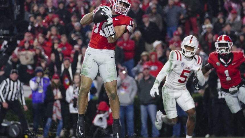 AP Top 25: Georgia's No. 1 streak hits 22, second-best ever; Louisville, Oregon State enter top 10