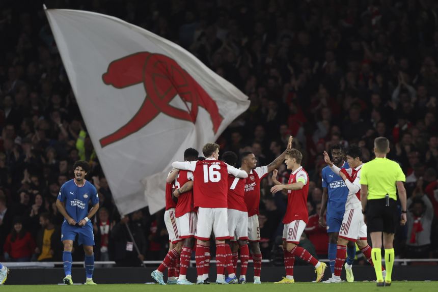 Arsenal beats PSV, clinches spot in Europa League KO round