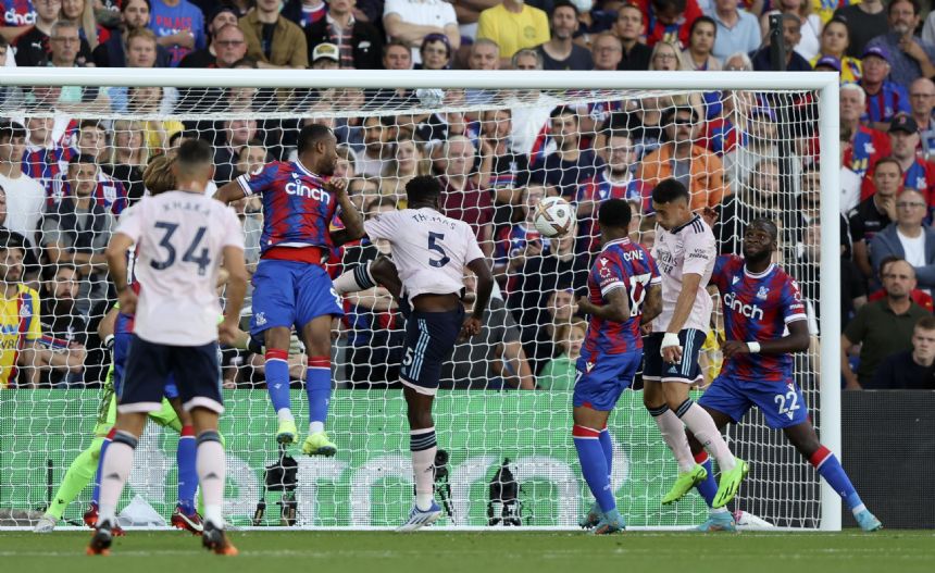 Arsenal opens EPL with 2-0 win at Crystal Palace