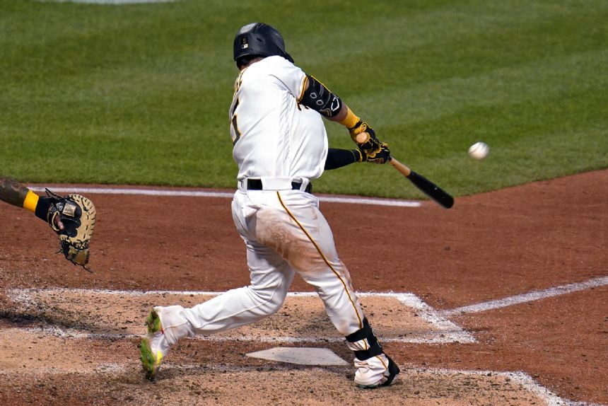 Backup catcher Perez's 3 HRs help Pirates beat Brewers 8-7