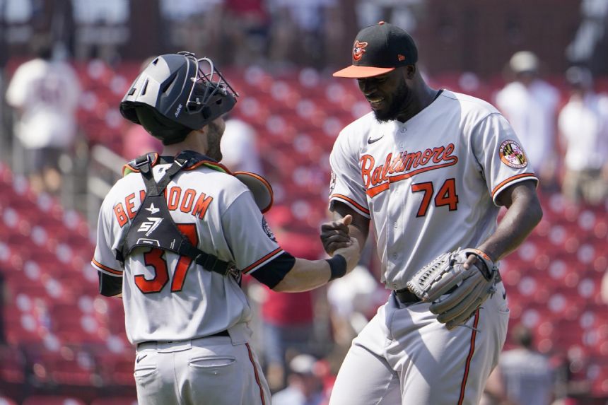 Bannon singles on 1st big league pitch, O's top Cards 3-2
