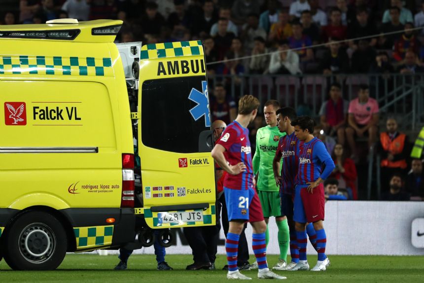 Barcelona's Araujo exits field in ambulance after concussion