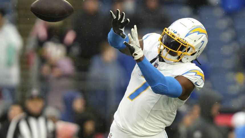 Bears agree to 2-year, $12 million deal with tight end Gerald Everett, AP sources say