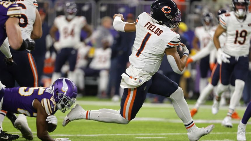 Bears outlast Vikings 12-10 on 4th field goal by Santos after 4 interceptions of Dobbs