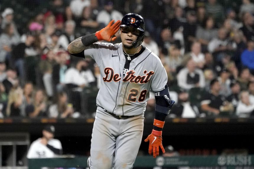 Baez taunts White Sox fans after hitting homer, Tigers win
