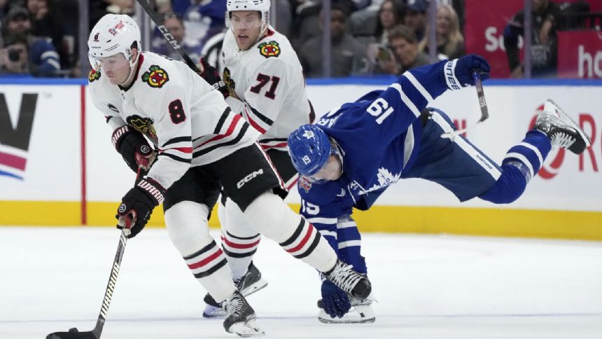 Blackhawks score 3 times in the 2nd period, roll to a 4-1 win over the Maple Leafs