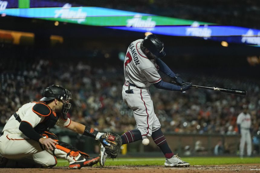 Braves miss chance to gain ground, lose 3-2 to Giants