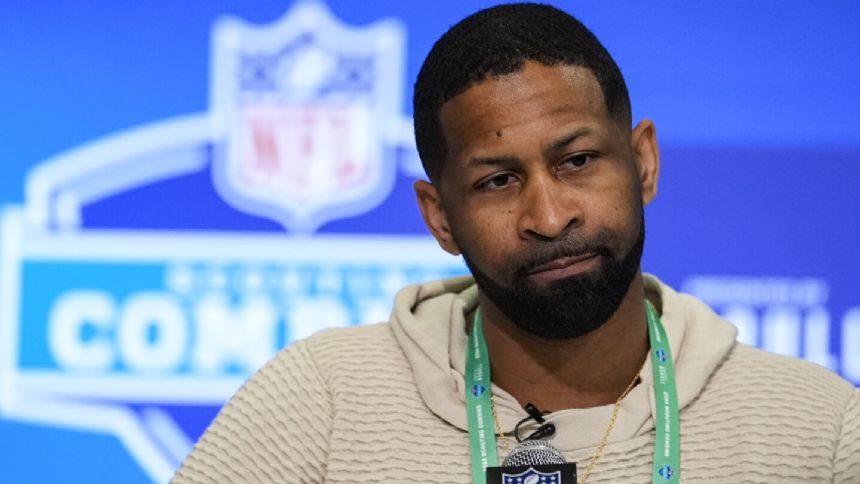 Browns agree to re-sign defensive linemen Za'Darius Smith and Maurice Hurst, AP sources say