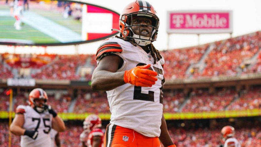 Browns' Kareem Hunt reportedly asks team for extension, unsure of future: 'I'd love to finish my career here'