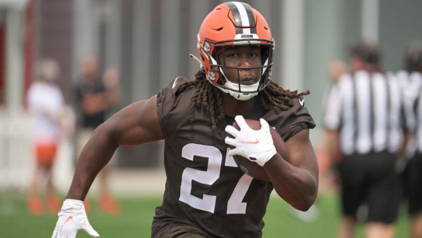 Browns' Kareem Hunt sits out of team drills for second straight practice as he looks for contract extension