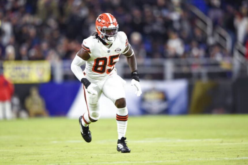 Browns place Njoku on COVID-19 list, could miss Ravens game