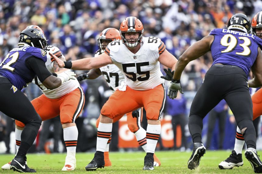 Browns place starting center Ethan Pocic on injured reserve
