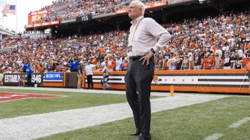 Browns to ban fan who threw bottle at team owner Jimmy Haslam during Week 2 loss to Jets, per report