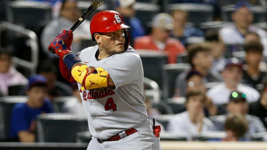 Cardinals' Yadier Molina headed to injured list with knee soreness, per report