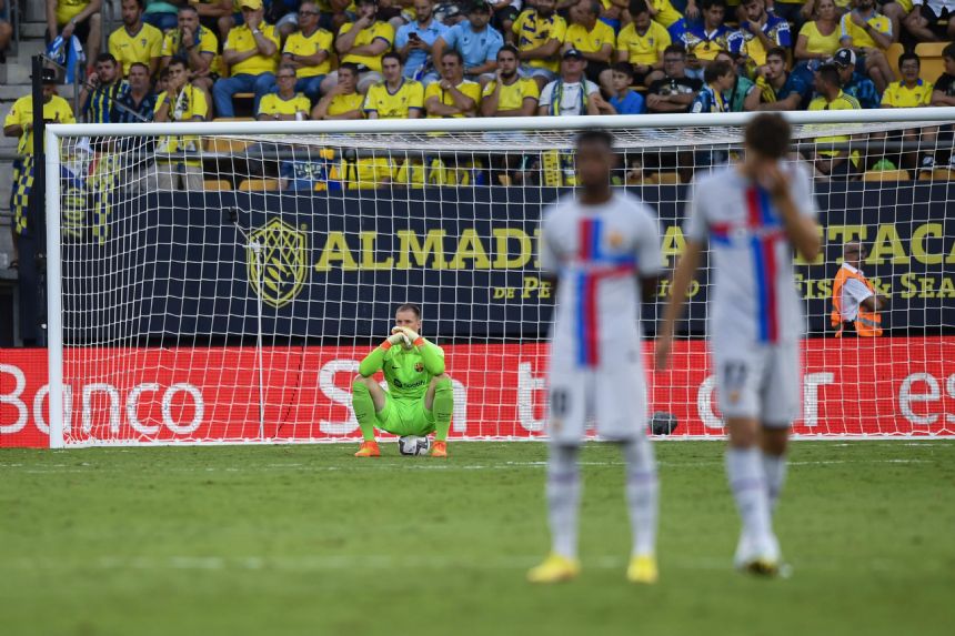 Cadiz vs. Barcelona paused due to health issue for fan