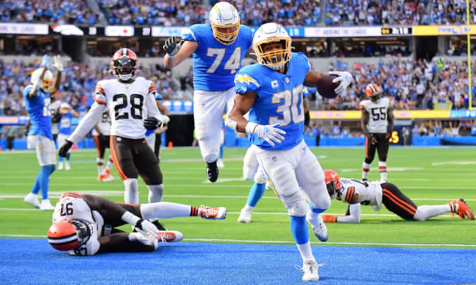 Chargers' Herbert limited at practice with right hand injury