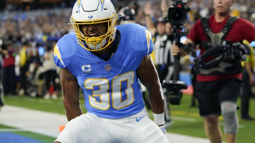 Chargers running back Austin Ekeler reaches trio of milestones with early touchdown vs. Bears