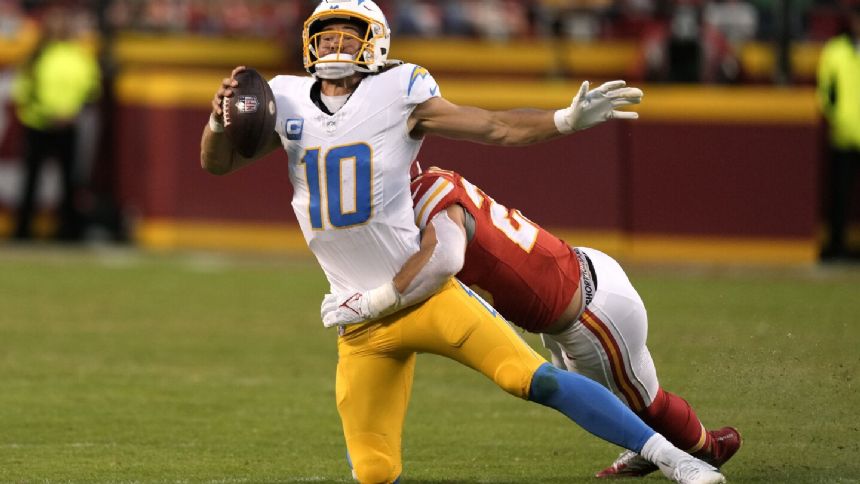 Chargers' Justin Herbert melts under Chiefs pressure in loss at Kansas City