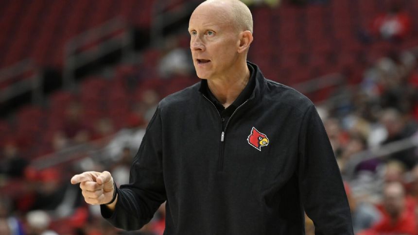 Charleston hires ex-Louisville coach Chris Mack to take over for new Cardinals coach Pat Kelsey