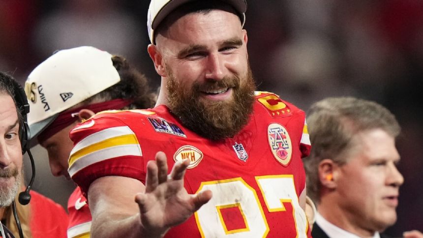 Chiefs and tight end Travis Kelce agree to 2-year extension, AP source says