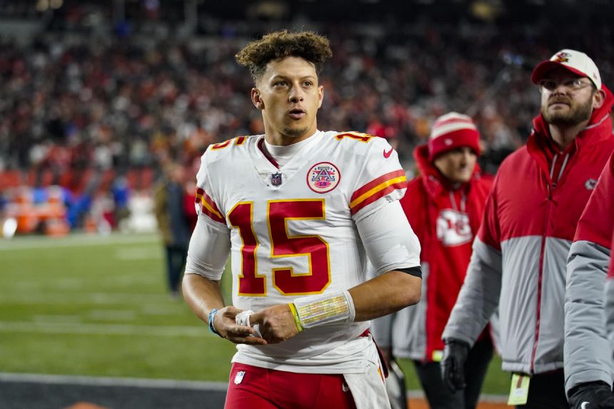 Chiefs squander control of AFC playoff race in Cincinnati