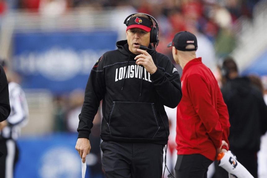 Cincinnati hires Louisville's Satterfield as football coach