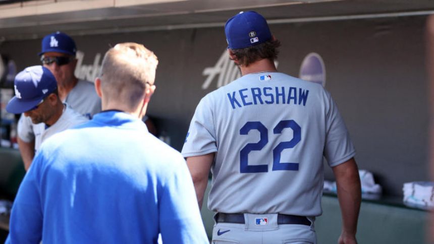 Clayton Kershaw injury: Dodgers lefty exits Thursday's start against Giants with trainer