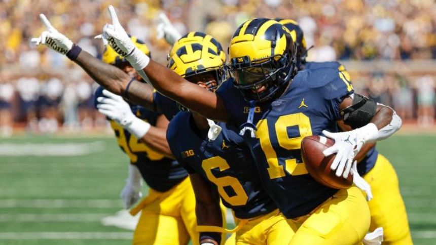 Coaches Poll top 25: Michigan joins top five, Utah plummets in college football rankings