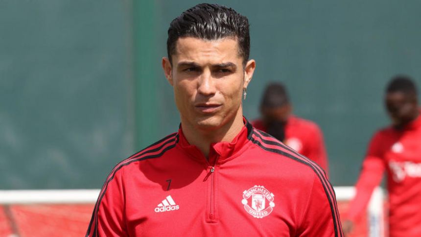 Cristiano Ronaldo asks out of Manchester United; Napoli join list of Champions League suitors, per reports