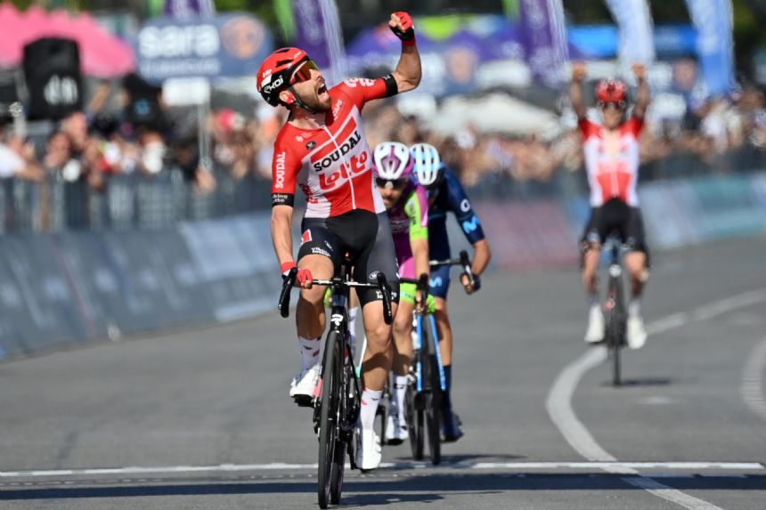 De Gendt wins Giro 8th stage, Lopez keeps overall lead