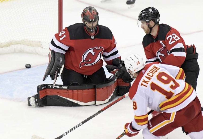 Devils score 4 times in third period to beat Lightning 5-3
