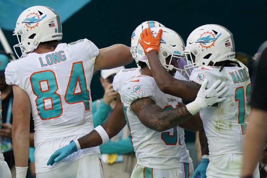 Dolphins win 4th straight, roll past Panthers 33-10