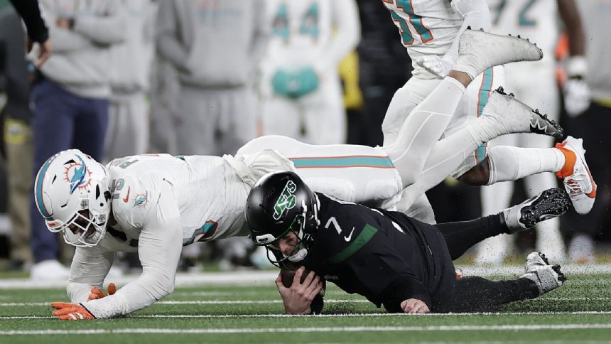 Dolphins' Holland calls MetLife Stadium turf 'trash' after teammate Phillips injures Achilles tendon