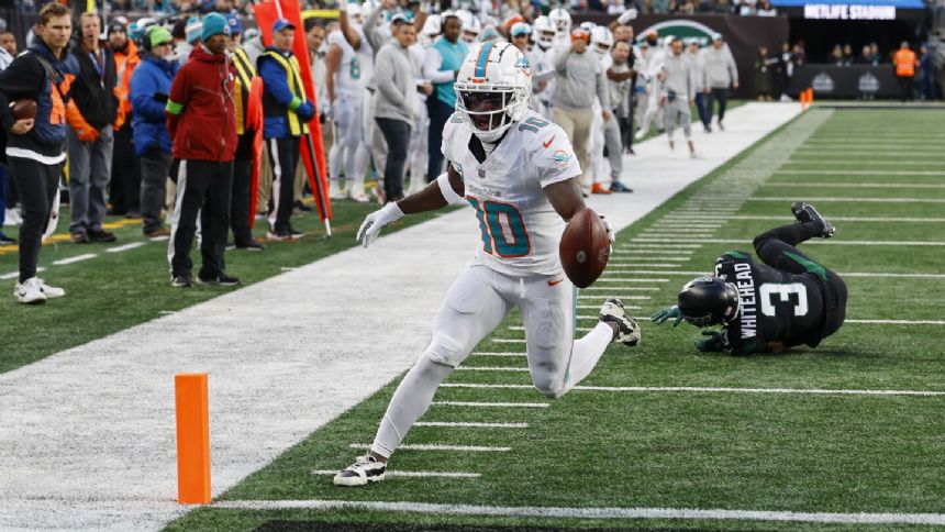 Dolphins' newlywed Tyreek Hill scores against Jets and gives TD ball to his wife in the stands