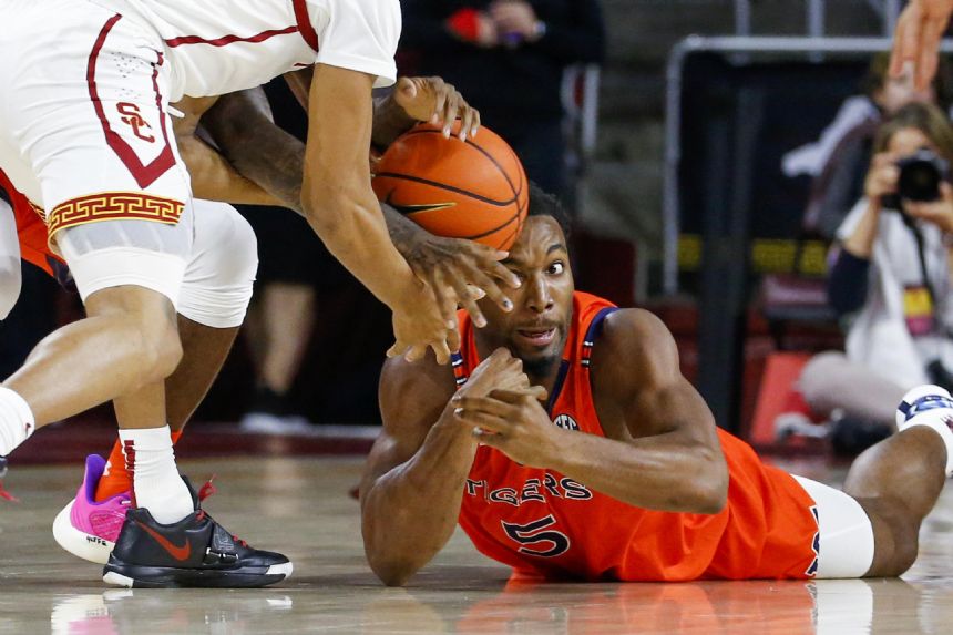 Ellis scores 28 points, leads USC over No. 19 Auburn 74-71