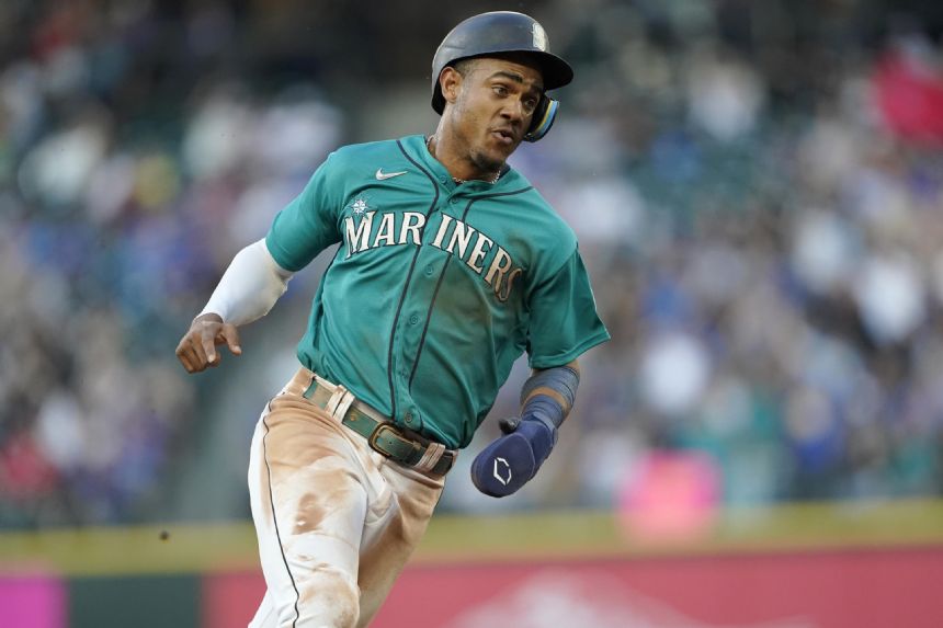 Eugenio Suarez homers in 11th as Mariners top Blue Jays 5-2