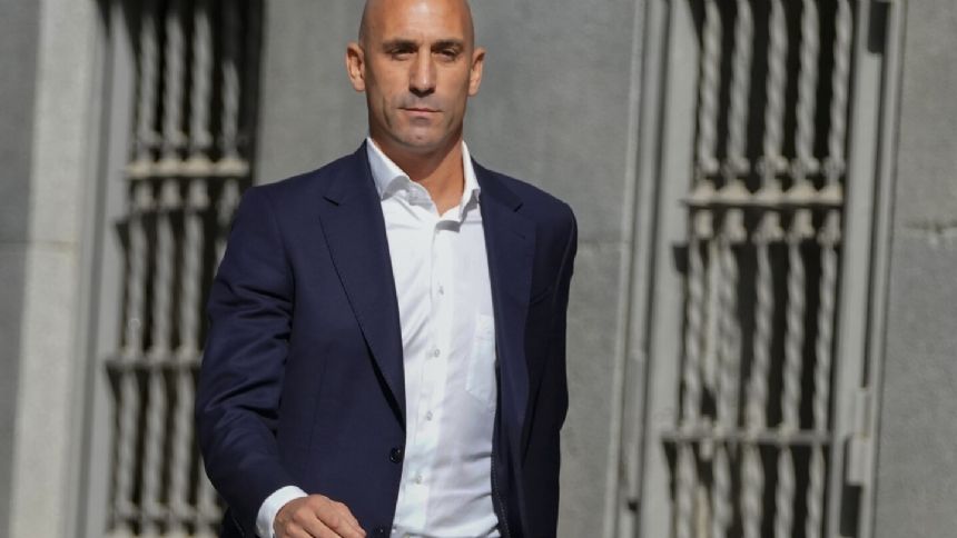 Ex-federation president ruled unfit to hold job in Spanish soccer for 3 years after kissing player