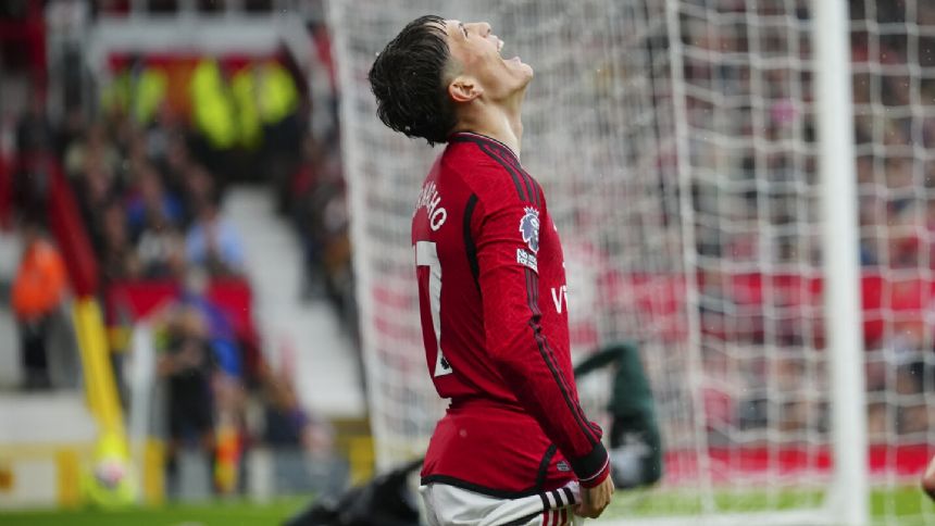 Fans jeer as Manchester United loses 1-0 to Crystal Palace
