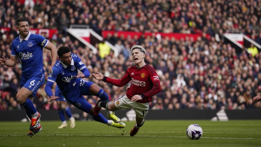 Fernandes and Rashford convert penalties in Man United's 2-0 win over Everton in Premier League