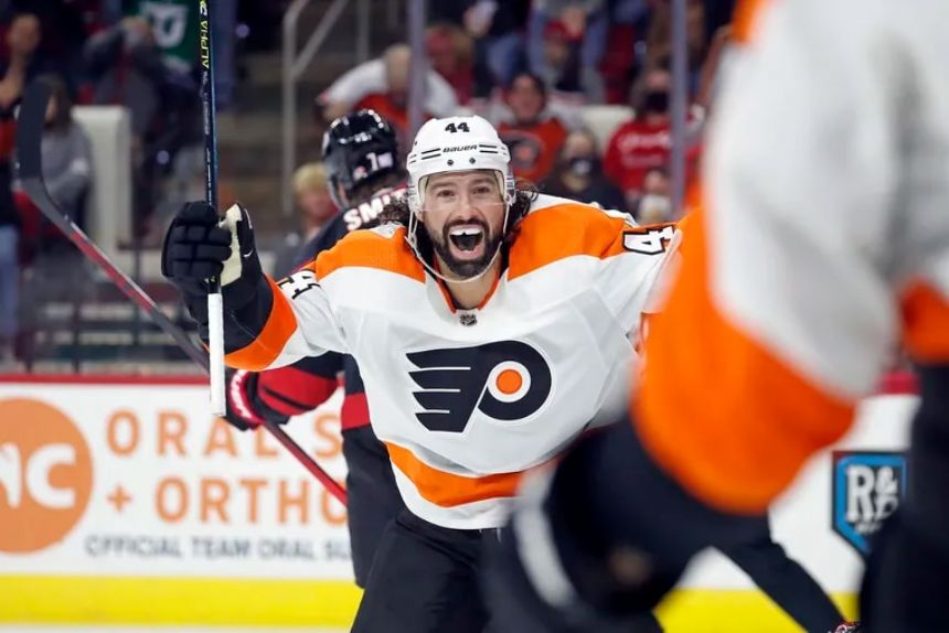 Flyers rally in 3rd period to beat Hurricanes 2-1