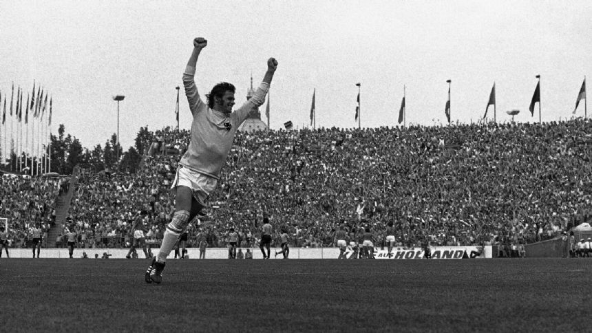 Former Netherlands goalkeeper Jan Jongbloed, runner-up in 2 World Cup finals, has died at 82