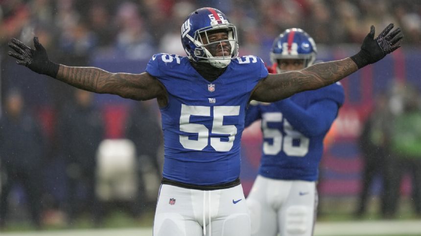 Giants edge Patriots and their woeful quarterbacks 10-7, aided by late missed field goal