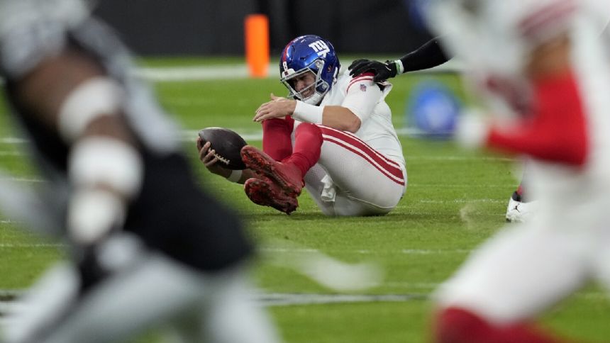 Giants QB Daniels Jones leaves game vs Raiders with knee injury