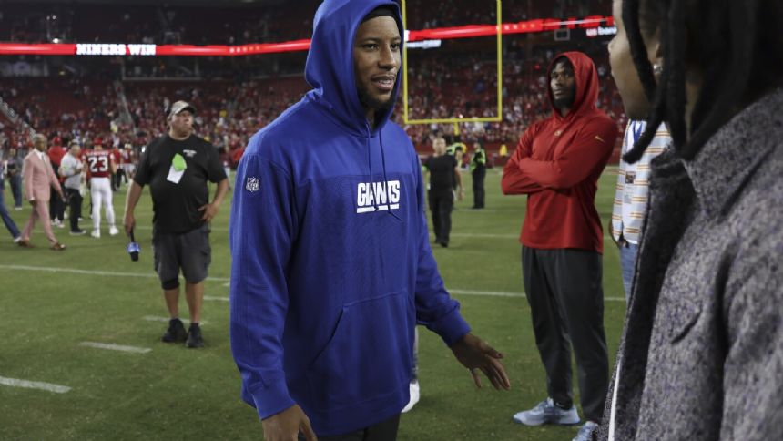 Giants running back Saquon Barkley practices on a limited basis with his sprained right ankle